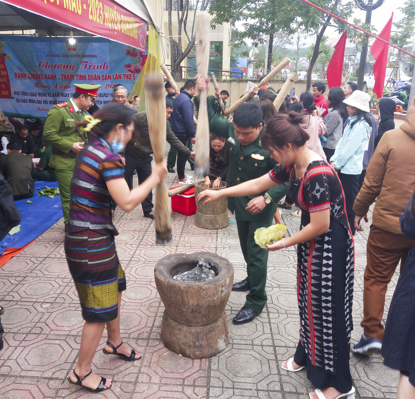 L&agrave;m b&aacute;nh giầy tại Hội chợ xu&acirc;n Đakr&ocirc;ng